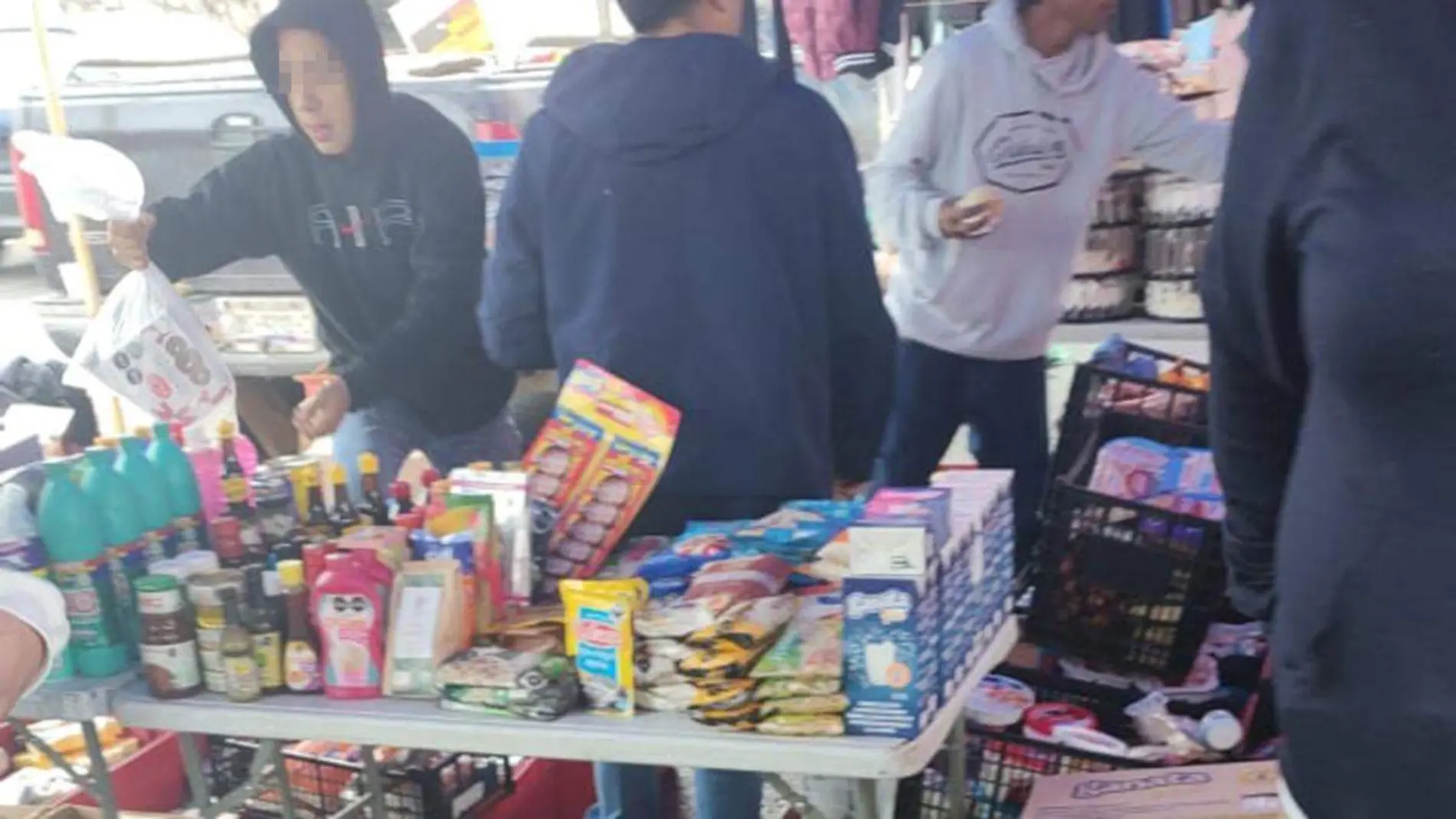 Venta de abarrotes de dudosa procedencia en el tianguis de Lomas de San Miguel